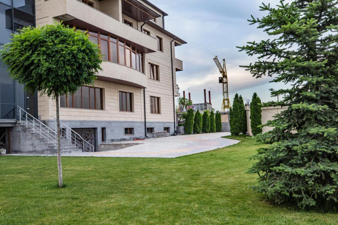 Bien Hotel Yerevan Bagian luar foto
