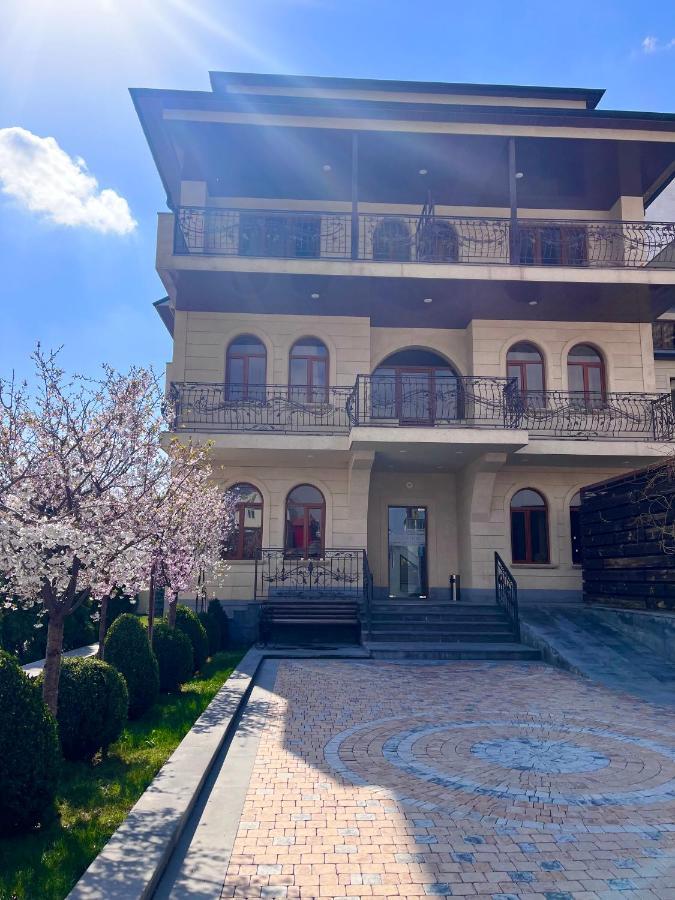 Bien Hotel Yerevan Bagian luar foto