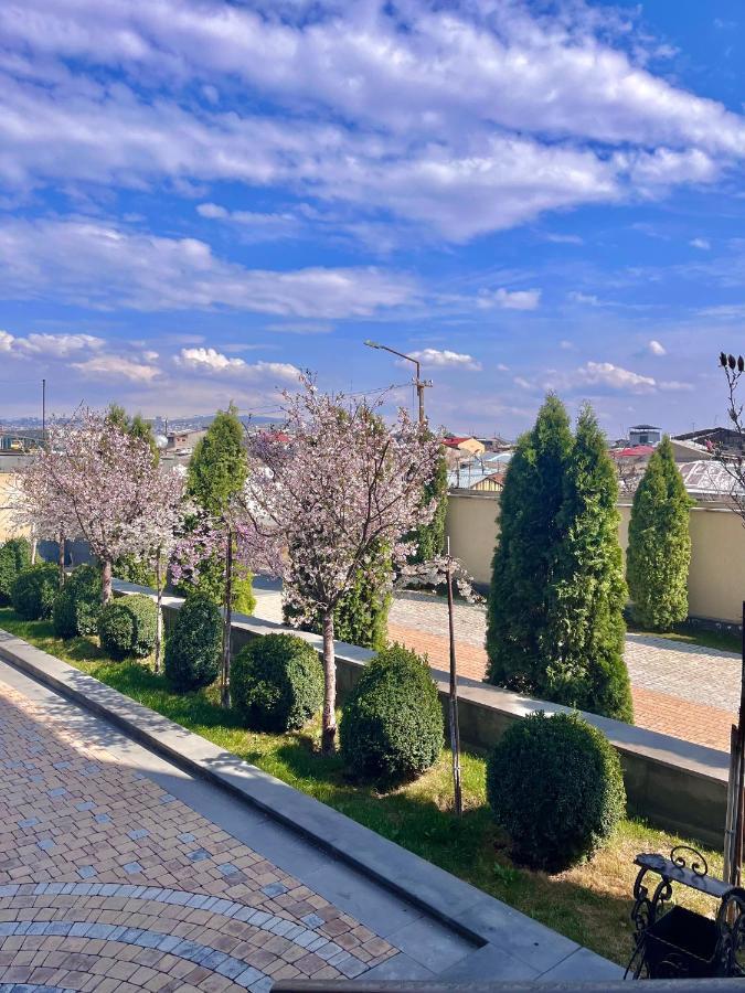 Bien Hotel Yerevan Bagian luar foto