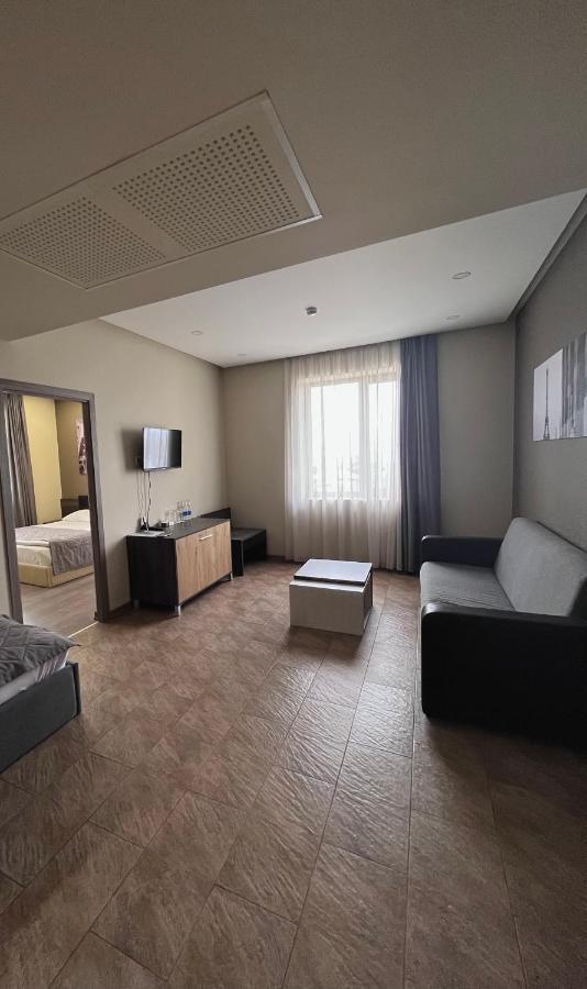 Bien Hotel Yerevan Bagian luar foto
