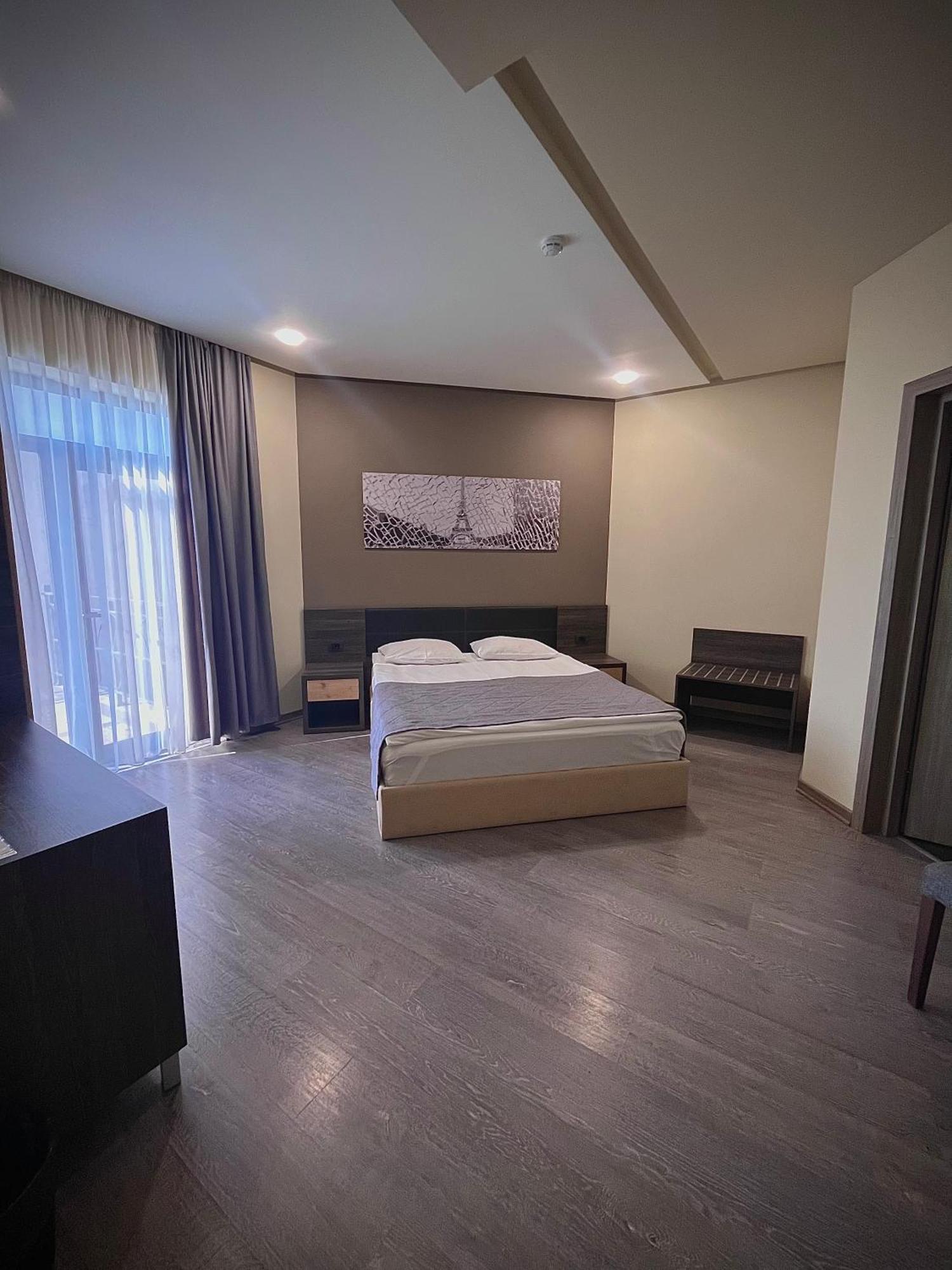 Bien Hotel Yerevan Bagian luar foto