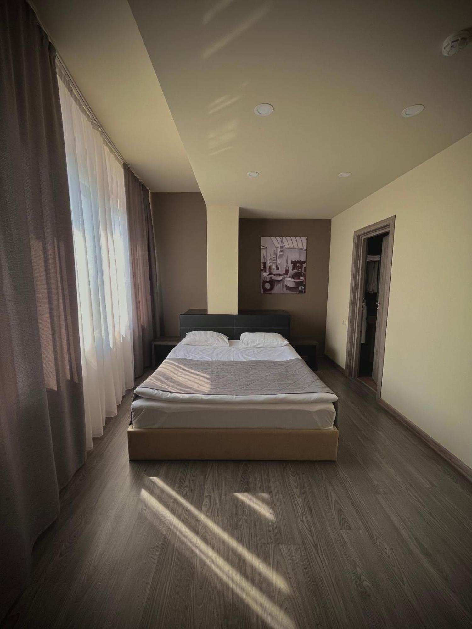 Bien Hotel Yerevan Bagian luar foto