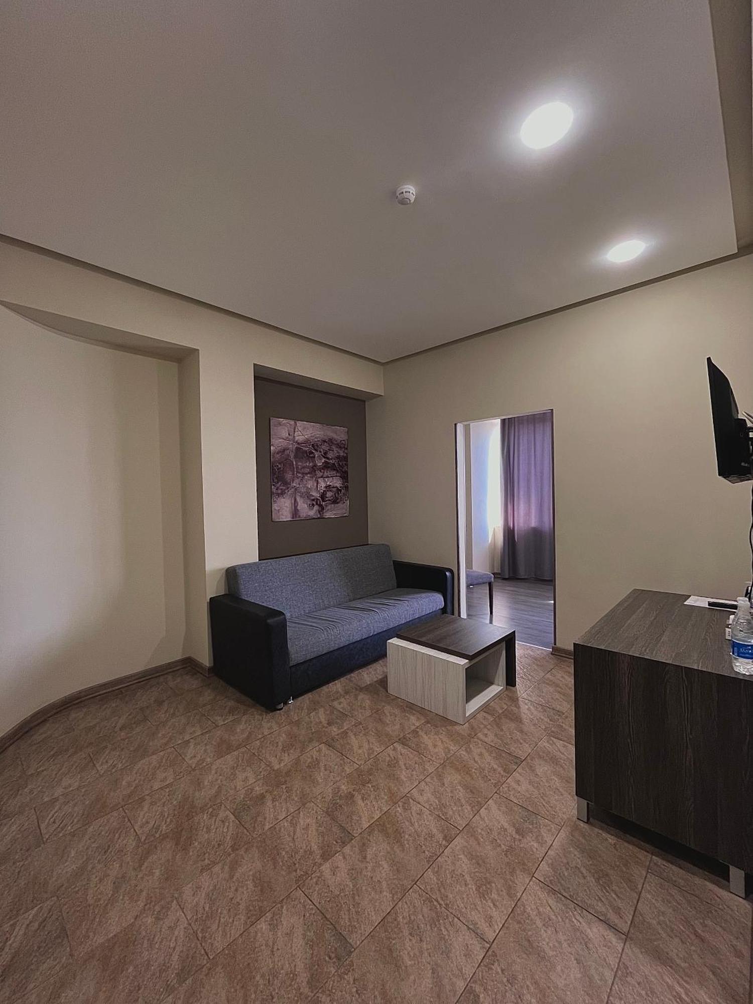 Bien Hotel Yerevan Bagian luar foto