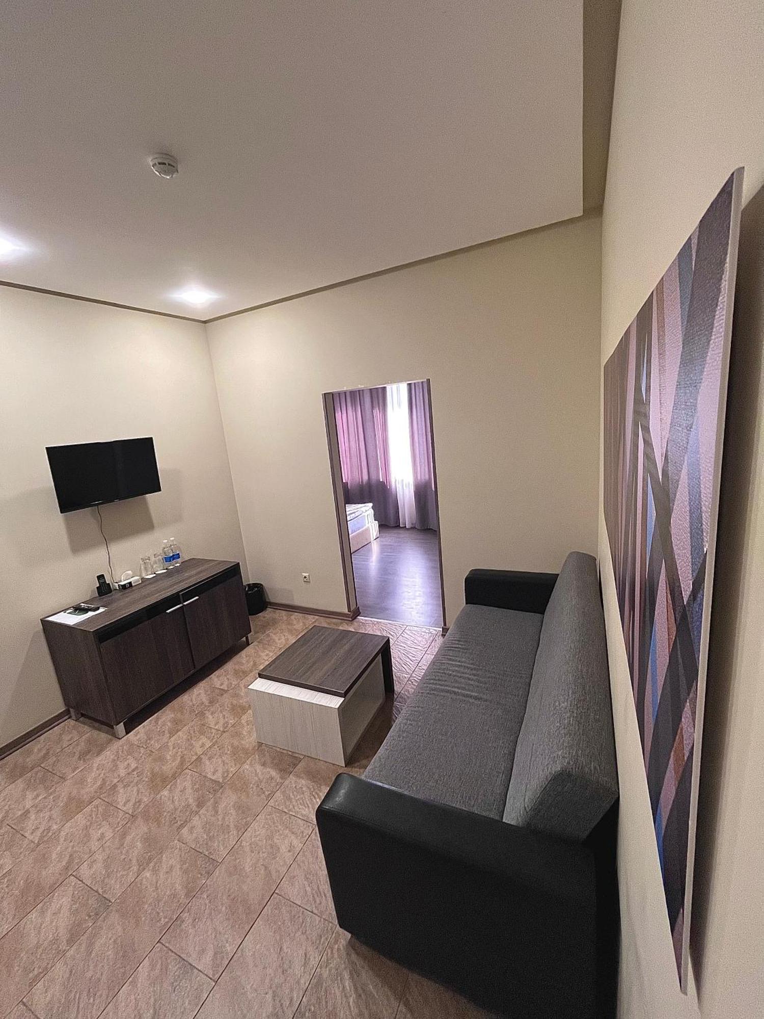 Bien Hotel Yerevan Bagian luar foto