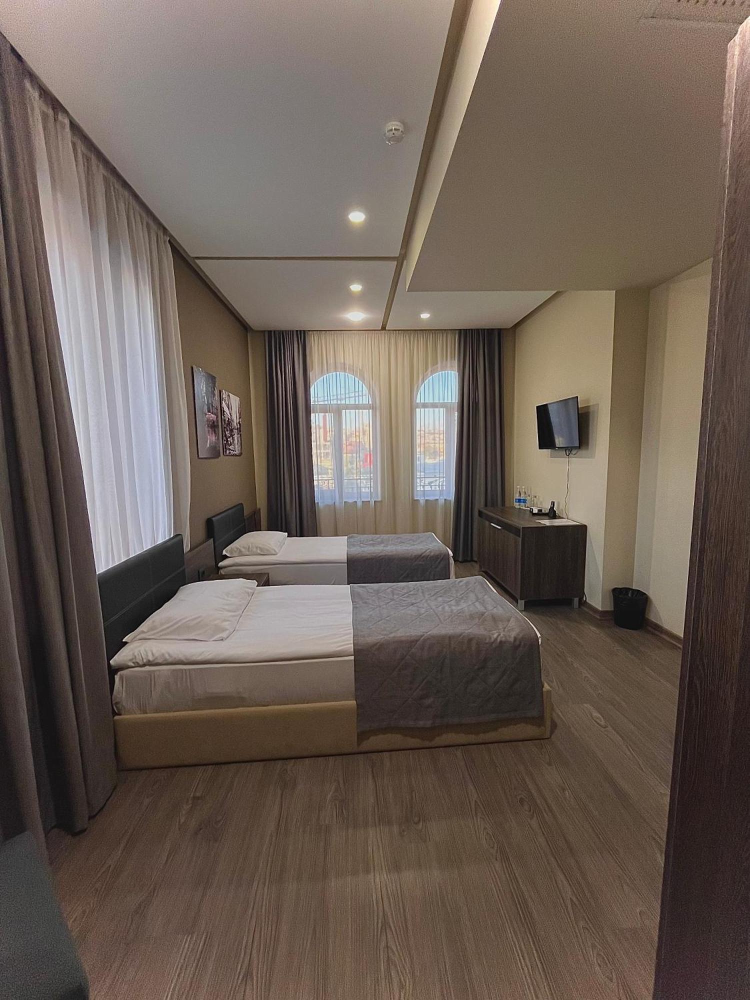 Bien Hotel Yerevan Bagian luar foto