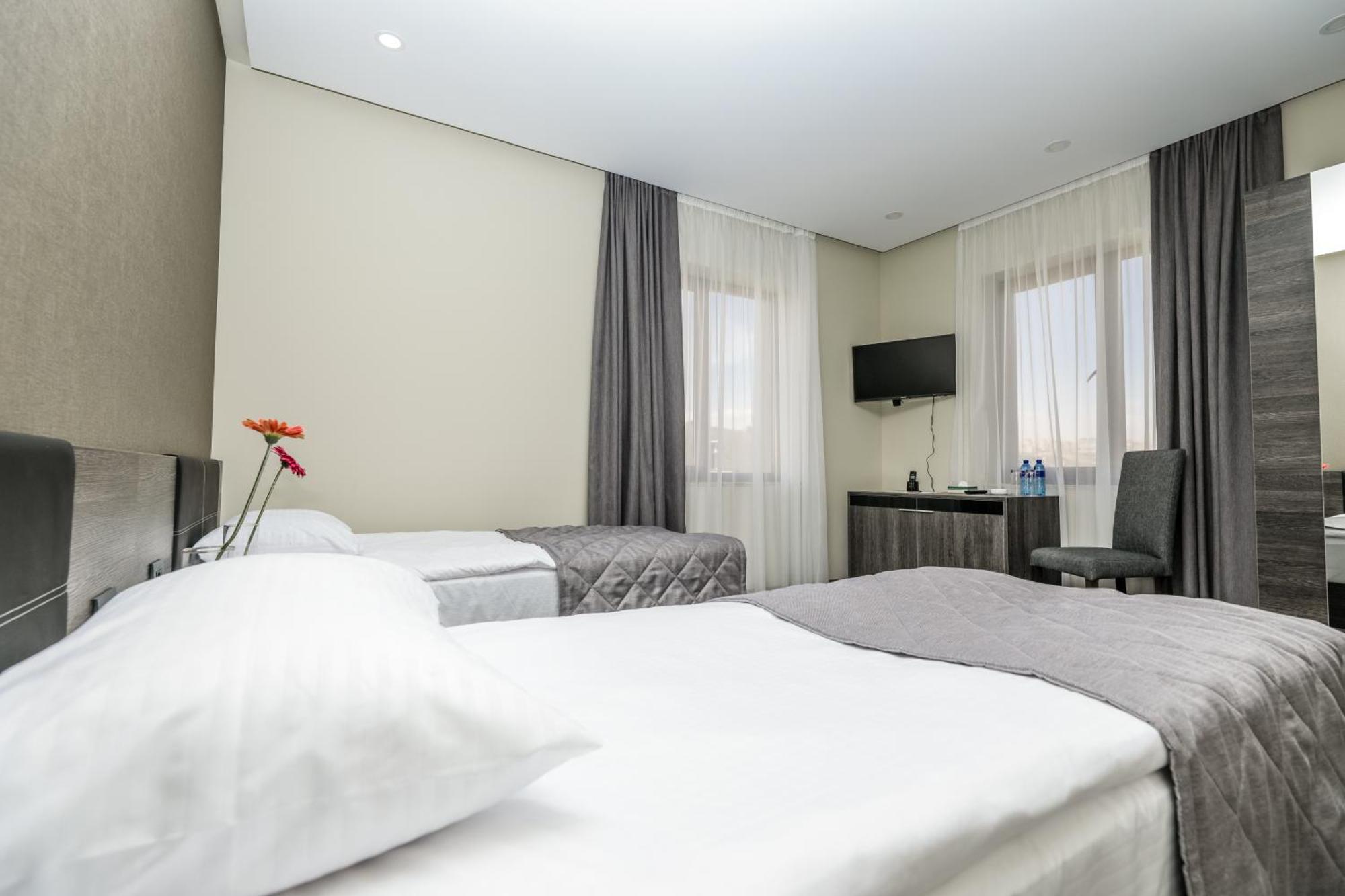 Bien Hotel Yerevan Bagian luar foto