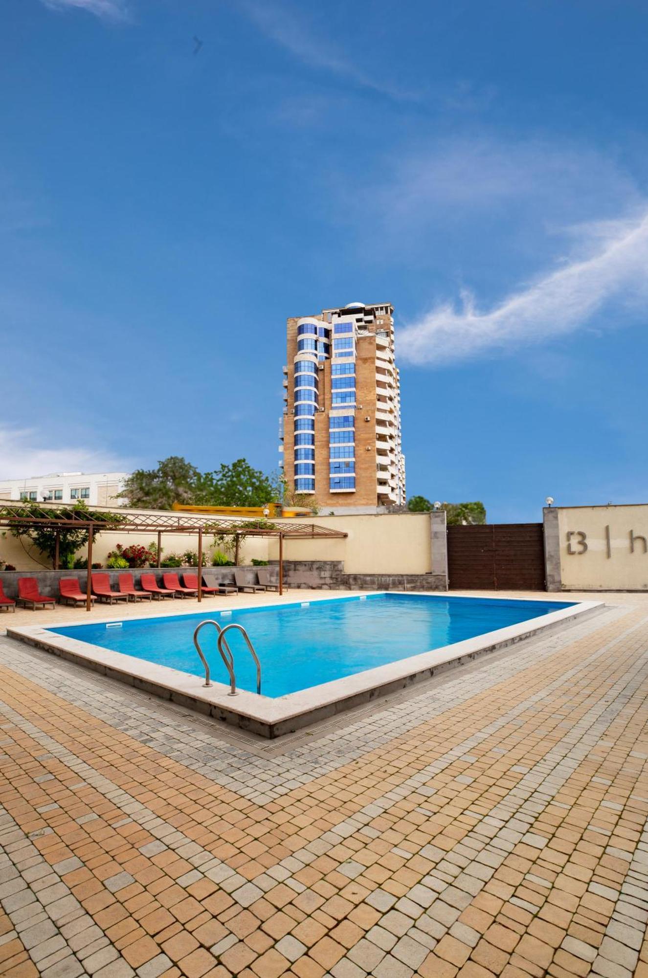 Bien Hotel Yerevan Bagian luar foto