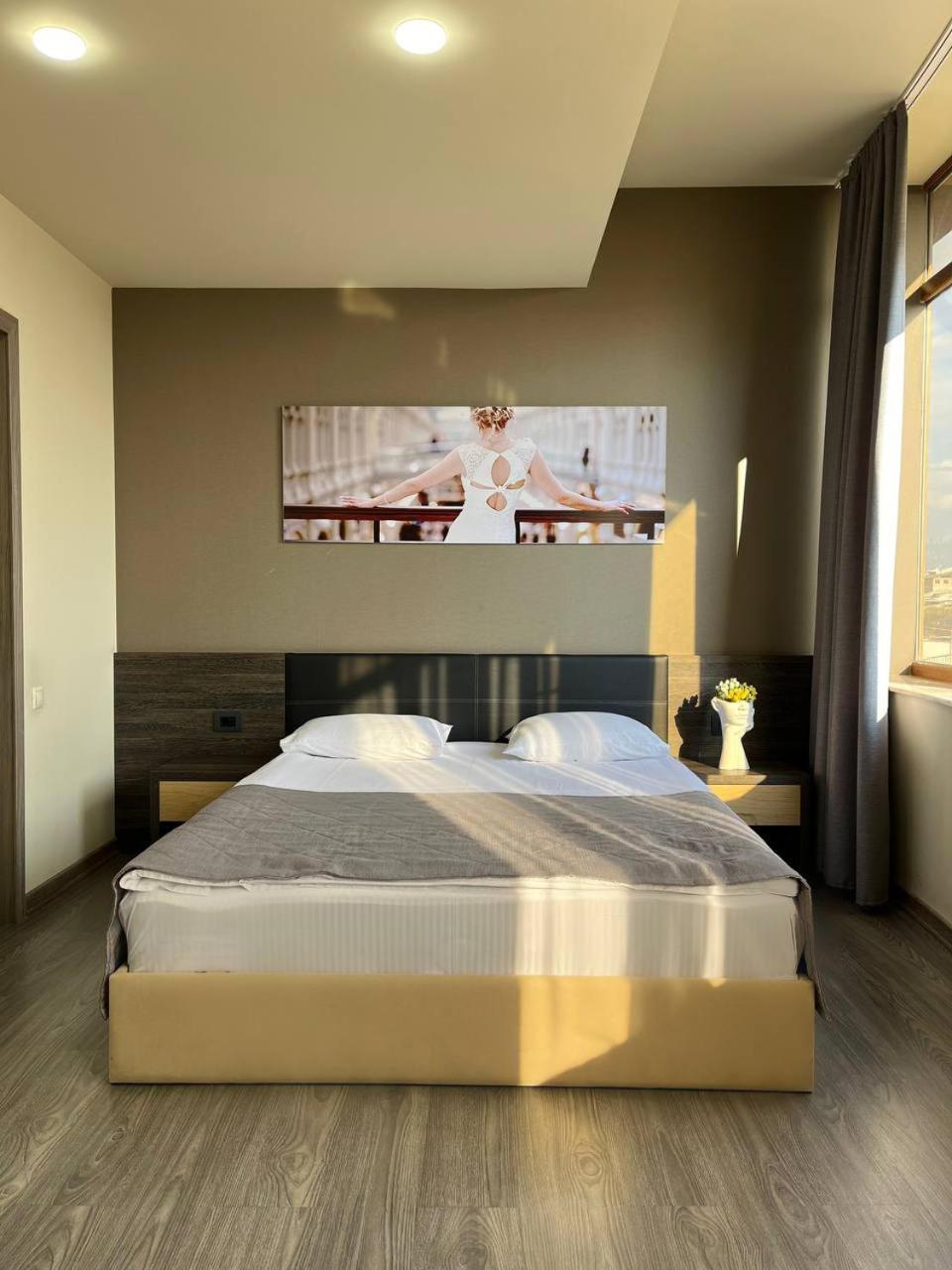 Bien Hotel Yerevan Bagian luar foto