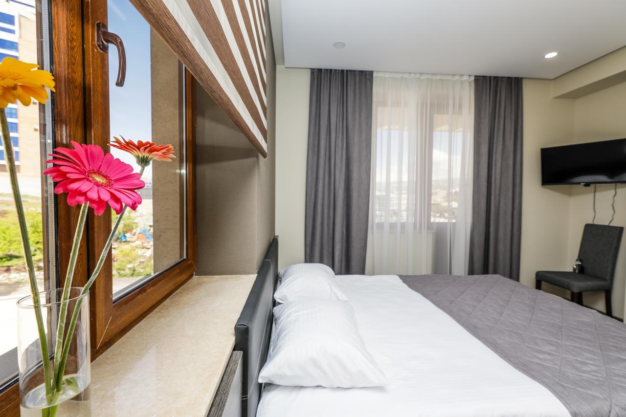 Bien Hotel Yerevan Bagian luar foto